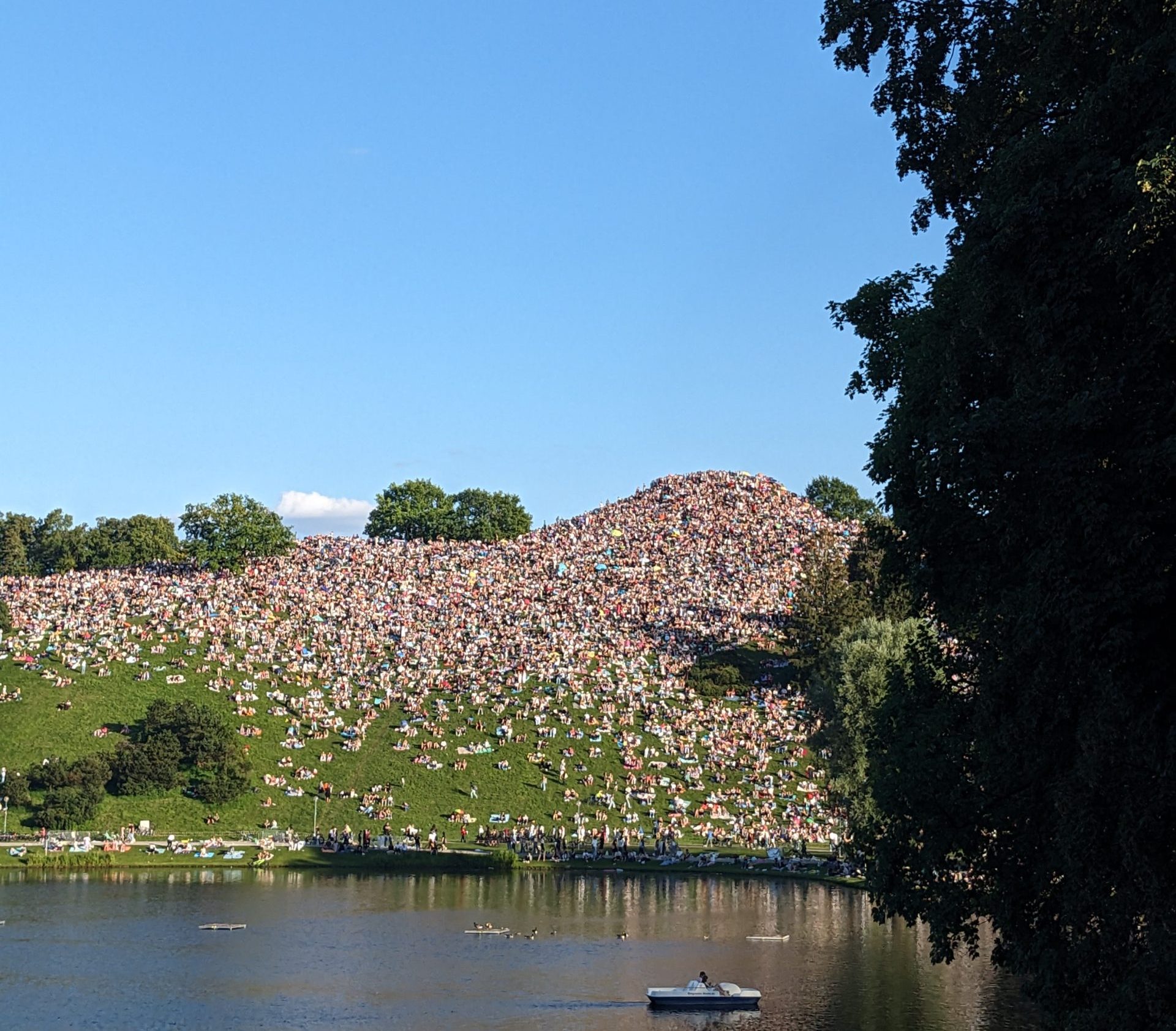 Taylor Swift fans warten auf dem Olypiaberg auf das The Eras Tour Konzert